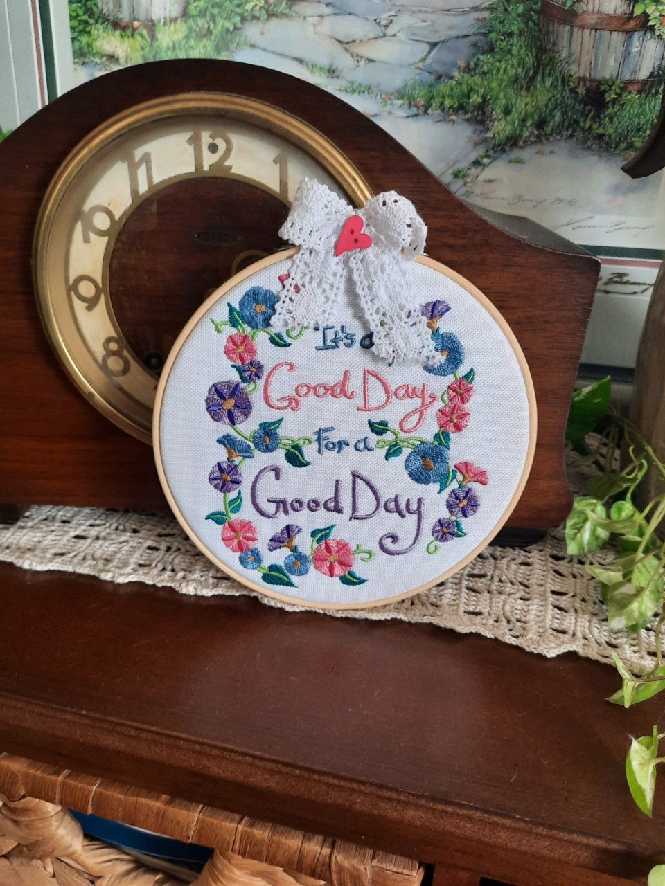 Lynn's Embroidery - Embroidery deco hoops - 1